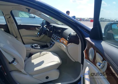 2018 Mercedes-Benz E 300 4Matic z USA, uszkodzony, nr VIN WDDZF4KB9JA362051